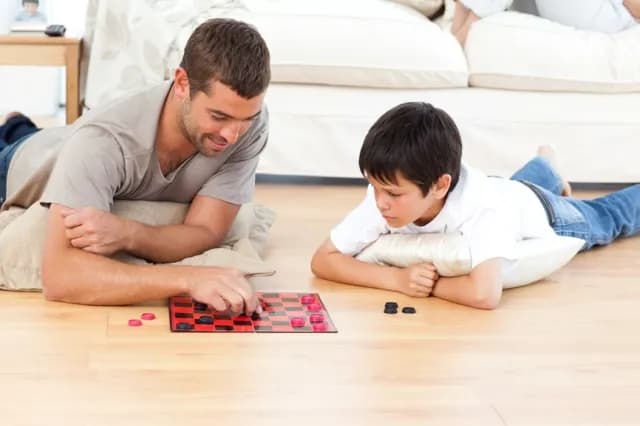 Pai que e pai brinca com o filho