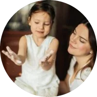 atividades-para-alfabetizacao-atividades-para-imprimir-pdf-atividades-para-alunos-especiais-turminha-abc-depoimento-mae-usei-turminha-com-filha-crianca-ao-lado-brincando-turminha-abc.
